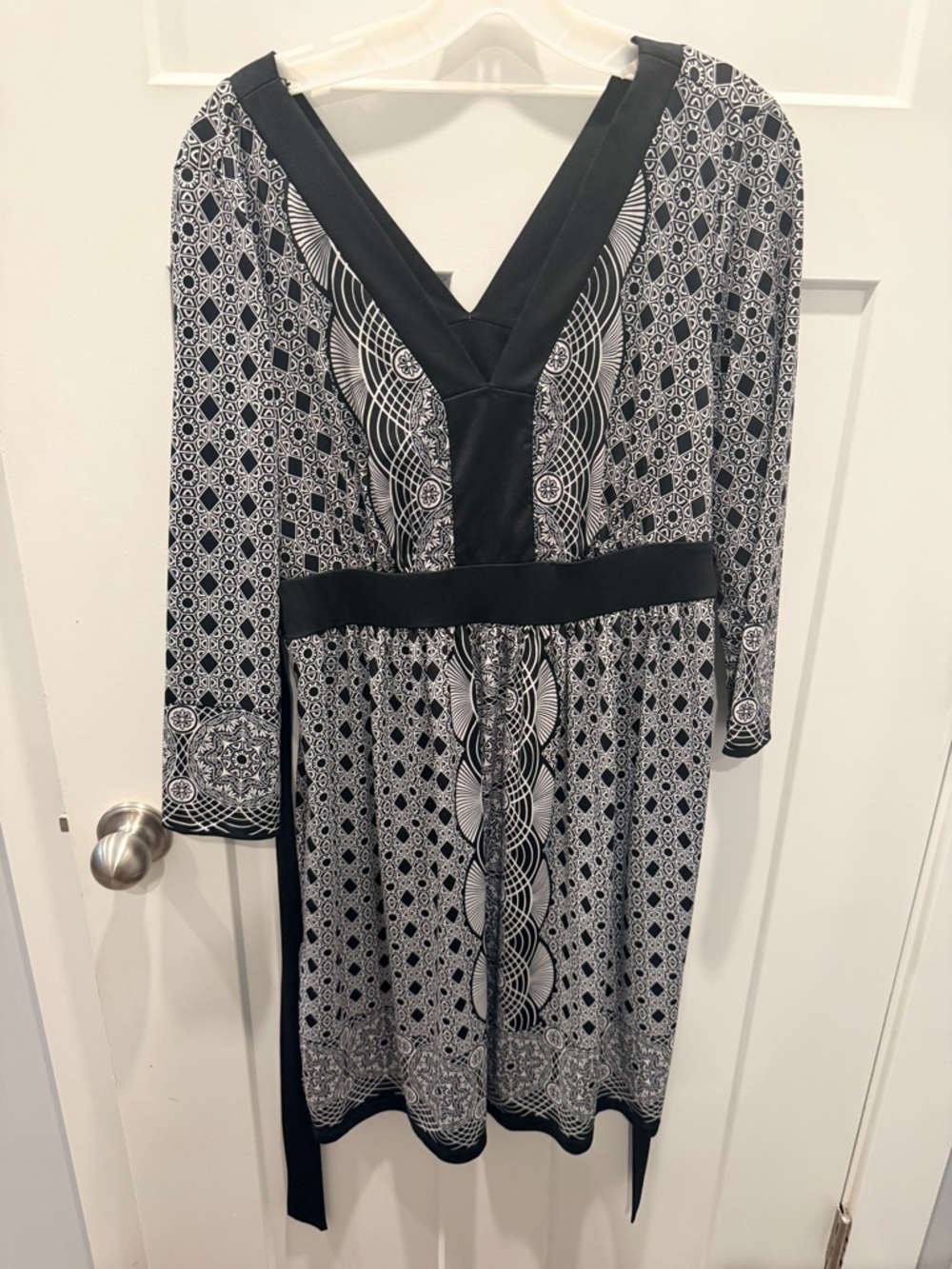 ECI Black White Geometric Dress Large V Neck Tie Waist Long Sleeve Midi
